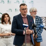 Zastępca prezydenta Rafał Rudnicki mówi do mikrofonu podczas konferencji prasowej.