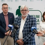 Dyrektor Muzeum Wojska w Białymstoku Robert Sadowski mówi do mikrofonu podczas konferencji prasowej.