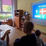 Przedszkola BOF - ruszyły zajęcia dowolne w ramach dwóch kompetencji - dzieci rozwiązują test na tablicy multimedialnej