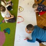 Realizację zajęć z Edukacji Włączającej - dzieci rysują na podłodze