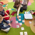 Realizację zajęć z Edukacji Włączającej - grupa dzieci siedzi na dywanie 