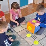 Realizację zajęć z Edukacji Włączającej - grupa dzieci siedzi na dywanie 