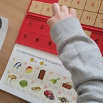 Realizację zajęć z Edukacji Włączającej - widok na rękę dziecka układająca elementy