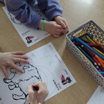 Język i Kultura - Misja Kulturalna z Bofkiem - dzieci kolorują obrazki
