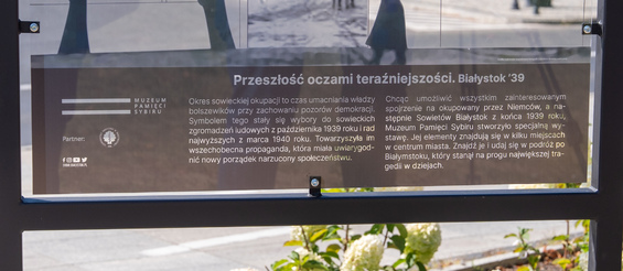 Fragment Ramy z prezentacją na szybie.