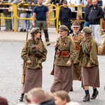 Cztery kobiety idą podczas rekonstrukcji.