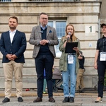 Zastępca prezydenta Rafał Rudnicki, poseł na Sejm Krzysztof Truskolaski dwie prowadzące stoją.