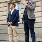 Zastępca prezydenta Rafał Rudnicki mówi do mikrofonu, obok stoi poseł na Sejm Krzysztof Truskolaski.