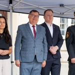 Zastępca prezydenta Marek Masalski, radni oraz mundurowi stoją pod namiotem.