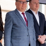 Zastępca prezydenta Marek Masalski oraz radny stoją.