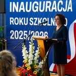Kobieta przemawia podczas inauguracji przy mównicy.
