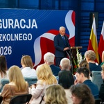 Prezydent Tadeusz Truskolaski przemawia podczas uroczystości, w tle ścianka z hasłem „Inauguracja roku szkolnego 2025/2026”.