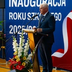 Prezydent Tadeusz Truskolaski przemawia podczas inauguracji roku szkolnego.