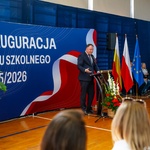 Radny przemawia do mikrofonu podczas inauguracji roku szkolnego 2025/2026.