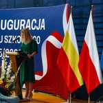 Kobieta mówi do mikrofonu podczas uroczystości.