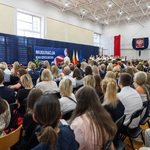 Tłumnie wypełniona sala podczas uroczystości.