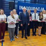 Prezydent Miasta Białegostoku stoi z grupą uczniów podczas wręczania medali.