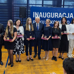 Uczniowie z medalami stoją razem z prezydentem Tadeusz Truskolaskim.