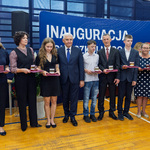 Grupa uczniów i nauczycieli stoi trzymając medale i listy gratulacyjne, pomiędzy uczestnikami stoi prezydent Tadeusz Truskolaski.