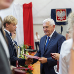 Prezydent Tadeusz Truskolaski rozdaje uczniom teczki z listem gratulacyjnym.
