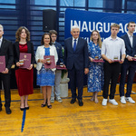Kilkunastu uczniów i nauczycieli stoi trzymając medale i listy gratulacyjne, między nimi stoi prezydent Tadeusz Truskolaski.