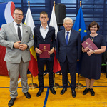 Prezydent Tadeusz Truskolaski oraz zastępca prezydenta Tomasz Klim stoją z dwiema osobami.
