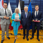 Uczeń i nauczycielka stoją z prezydentem Tadeuszem Truskolaskim i zastępcą prezydenta Tomaszem Klimem.