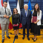 Dwie kobiety stoją z przedstawicielami Miasta.