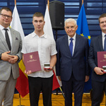 Prezydent Miasta Białegostoku wraz z zastępca stoją z dwoma nagrodzonymi mężczyznami.
