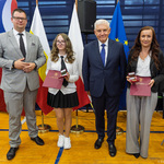 Uczennica oraz nauczycielka trzymają medale, obok stoją prezydent Tadeusz Truskolaski oraz zastępca prezydenta Tomasz Klim.