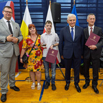 Prezydent Tadeusz Truskolaski wraz z zastępca Tomaszem Klimem stoją z trzema nagrodzonymi osobami.