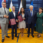 Trzy osoby nagrodzone medalem stoją z prezydentem Tadeuszem Truskolaskim oraz zastępca prezydenta Tomaszem Klimem.