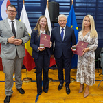 Nauczycielka i uczennica stoją z prezydentem Tadeuszem Truskolaskim oraz zastępca prezydenta Tomasz Klim.