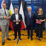 Nauczycielka i uczeń stoją z przedstawicielami Miasta.