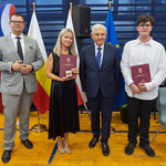 Obok prezydenta Tadeusza Truskolaskiego i zastępcy prezydenta Tomasza Klima stoi uczeń i nauczycielka.