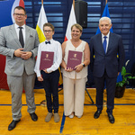 Prezydent Miasta Białegostoku wraz z zastępcą stoją obok ucznia i nauczycielki.