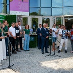 Prezydent Tadeusz Truskolaski udziela wywiadu do mikrofonów, wokół stoją inni uczestnicy konferencji oraz dziennikarze.