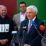 Prezydent Tadeusz Truskolaski stoi przed mikrofonami.