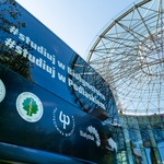Fragment autobusu, tylna szyba z napisami „#studiuj w Białymstoku, #studiuj w Podlaskiem”.
