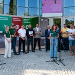 Rektor Politechniki Białostockiej Marta Kosior-Kazberuk stoi przed mikrofonami, obok stoją dziennikarze oraz inni uczestnicy konferencji.