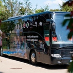 Autobus stoi zaparkowany po Operą i Filharmonią Podlaską.