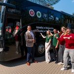 Zastępca prezydenta Tomasz Klim oraz czworo studentów stoją obok zaparkowanego autobusu i wskazują na niego.