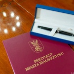 Teczka z tytułem „Prezydent Miasta Białegostoku”, obok leży długopis w futerale.