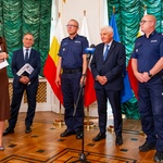 Prezydent Tadeusz Truskolaski, dwóch przedstawicieli Policji oraz dwoje innych uczestników stoją podczas spotkania.