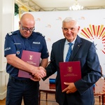 Prezydent Miasta Białegostoku i Komendant Wojewódzki Policji Nadinspektor Kamil Borkowski podają sobie dłonie.