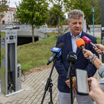 Dyrektor Zarządu Białostockiej Komunikacji Miejskiej Bogusław Prokop udziela wywiadu przed mikrofonami.