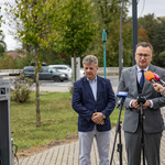 Zastępca prezydenta Rafał Rudnicki mówi do mikrofonów podczas konferencji prasowej, obok stoi mężczyzna.