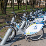 Rowery BiKeR stoją przy stacji, w tle drzewa.
