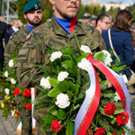Żołnierz trzyma wieniec.
