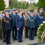 Wojewoda Jacek Brzozowski stoi w otoczeniu mundurowych podczas uroczystości.